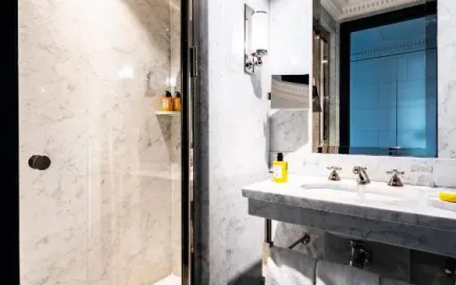 Hôtel de Berri Champs-Élysées, a Luxury Collection Hotel