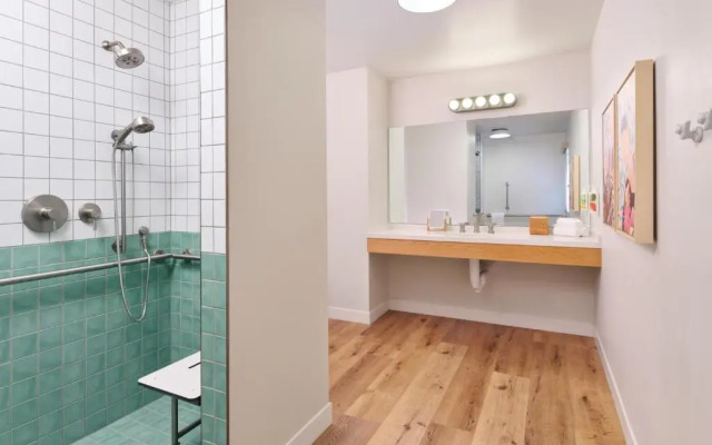 Royal Lahaina Resort & Bungalows