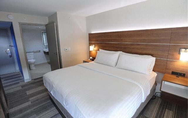 Holiday Inn Express & Suites Toronto Airport West, an IHG Hotel