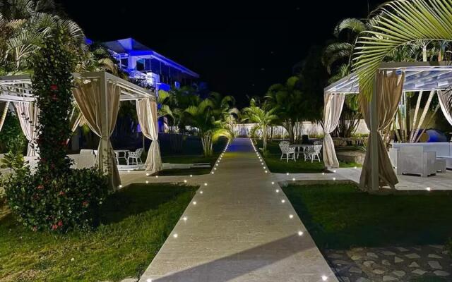 Daymond Blue Tropical Lodge