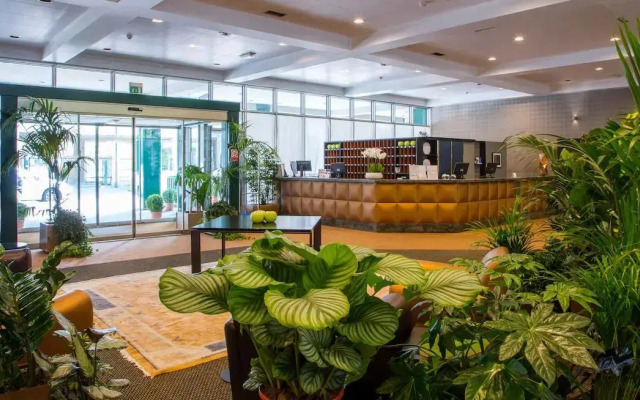 Blaise & Francis Hotel