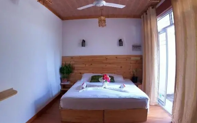 New Breeze Thoddoo Inn