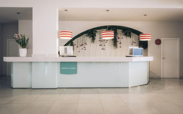 Отель Iberostar Waves Pinos Park