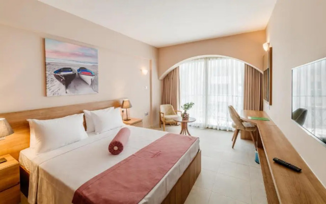 Olivia Palm Hotel