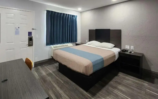 Motel 6 Galveston, TX