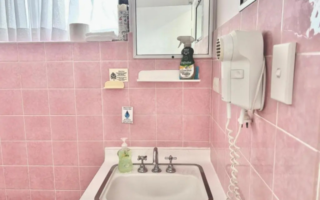 Mollymook Ocean View Motel - Welcoming Guests 18 Years and Older