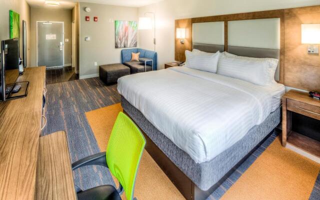 Holiday Inn Express & Suites Cleveland West - Westlake by IHG