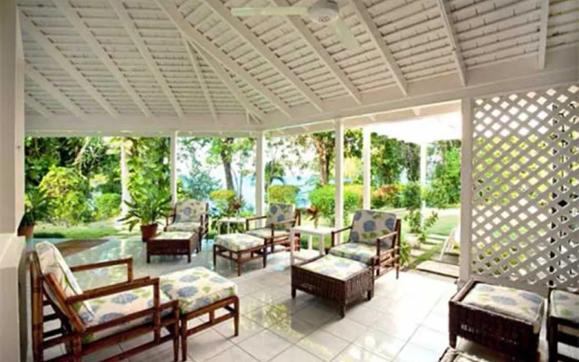 4 BR Oceanfront Family Villa - Ocho Rios - PRJ 1236