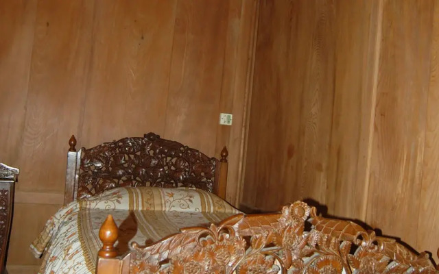 Aristotle Houseboat