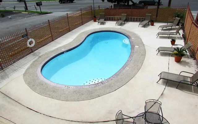 Econo Lodge San Antonio near SeaWorld - Medical Center