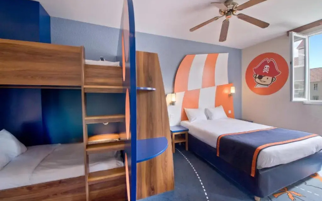 Explorers Hotel