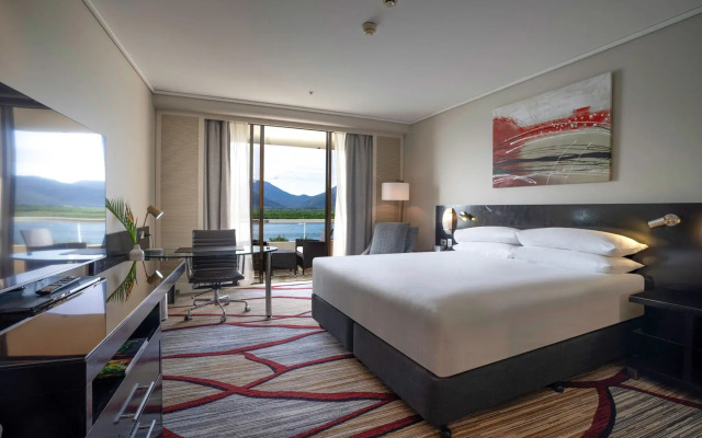 Hilton Cairns