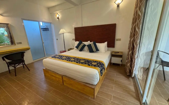 Blue Water Thoddoo Inn