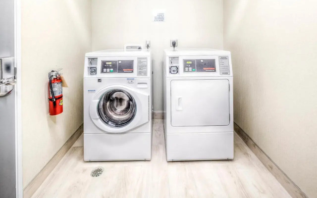 Holiday Inn Express & Suites Cleveland West - Westlake by IHG