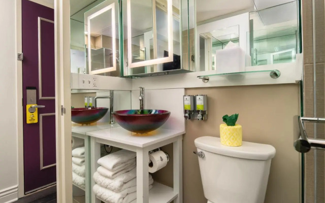 Staypineapple, An Artful Hotel, Midtown