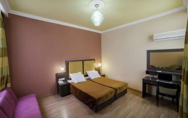 Delphi Art Hotel