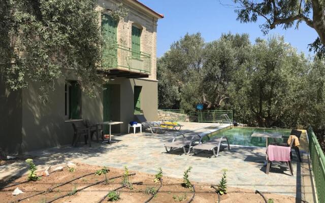 Ouzo Traditional House with private pool