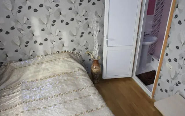 Apartment on Kamyshovaya 41, apt 19