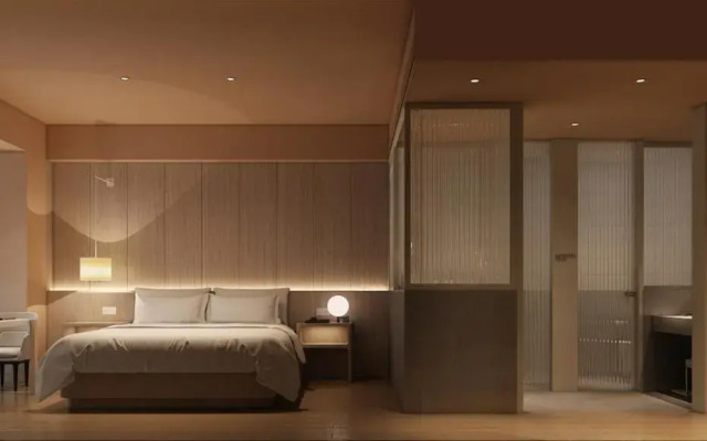 Zhengzhou East Railway Station Crossing Hotel