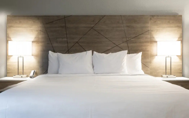Rodeway Inn & Suites near Outlet Mall - Asheville
