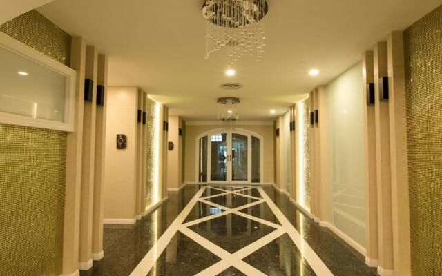 Crystal Palace Luxury Hotel