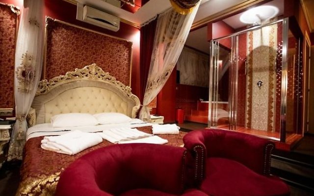 Red Room Hotel