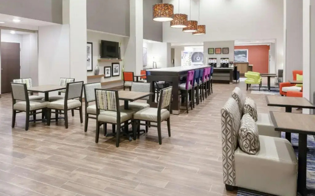 Hampton Inn & Suites Overland Park South