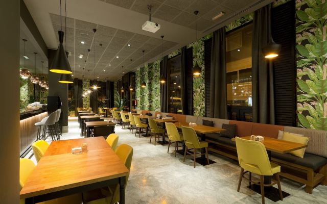 Отель Malcom and Barret