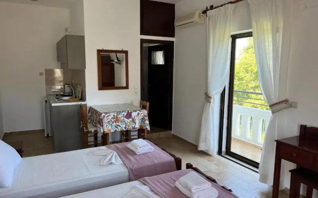 Zourpos Studios & Apartments
