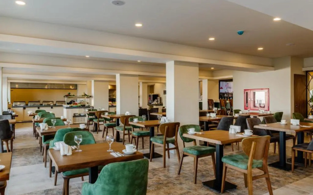 Olivia Palm Hotel