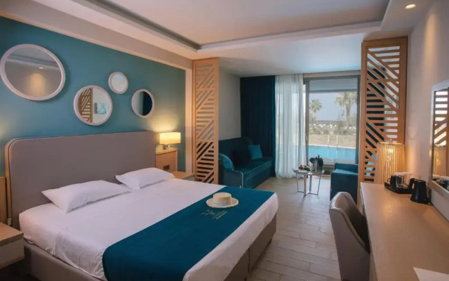 Almуros Beach Resort and Spa