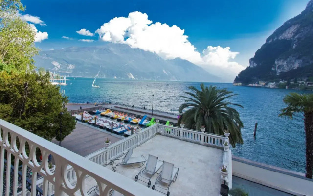 Bellavista Lakefront Hotel & Apartments