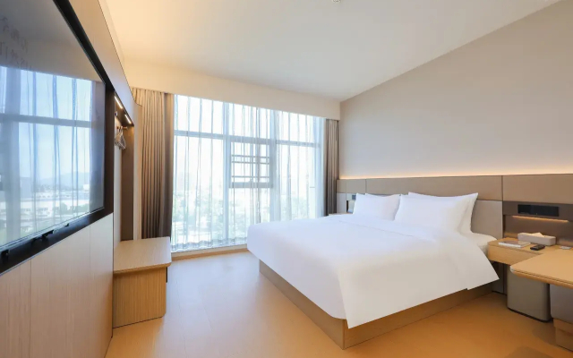 JI Hotel (Shanghai Pudong Waigaoqiao Zhouhai Road Subway Station)