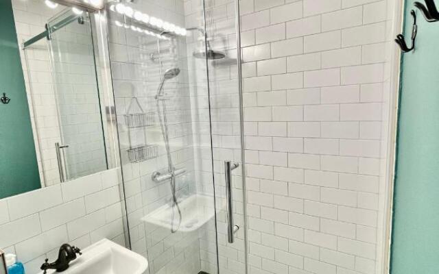 HOLIDAY 2 WiFi 300Mbs 70’TV Netflix HBO Max Apple