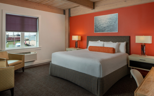 Harbor House Hotel and Marina at Pier 21