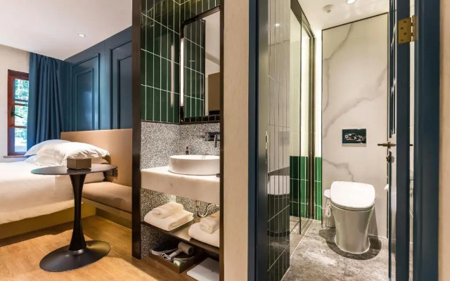 Jinglai Hotel (Shanghai Bund East Nanjing Road Pedestrian Street)