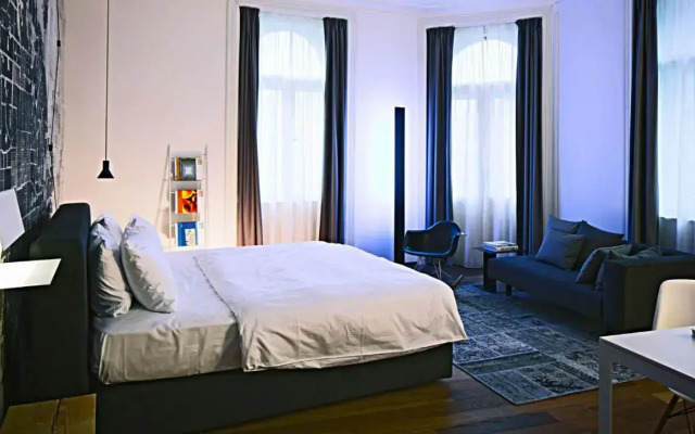 Golden Crown Hotel