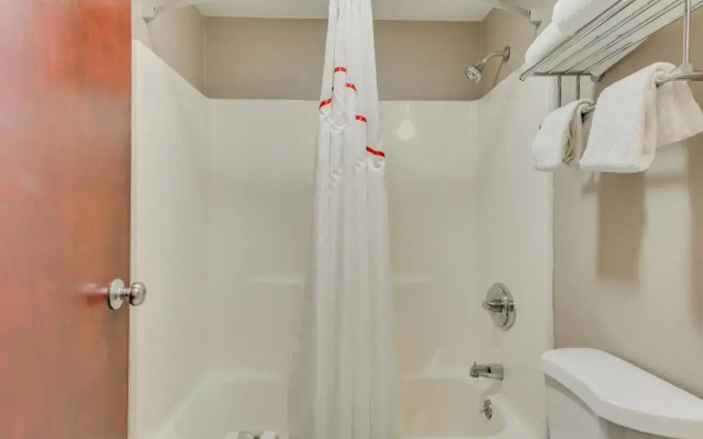 Red Roof Inn & Suites Newport – Middletown, RI