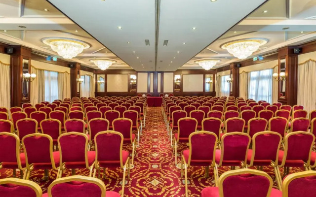 Отель Leonardo Hotel Milan City Center