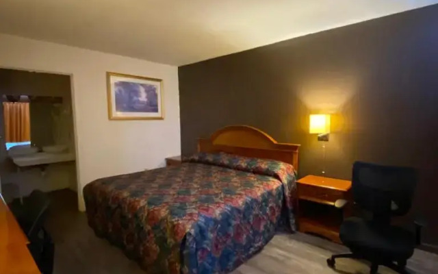 Country Club Inn & Suites