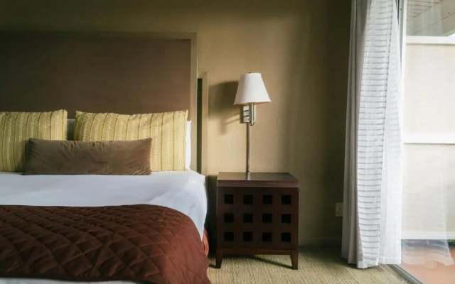 Plantation Hale Suites