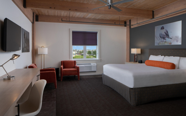 Harbor House Hotel and Marina at Pier 21