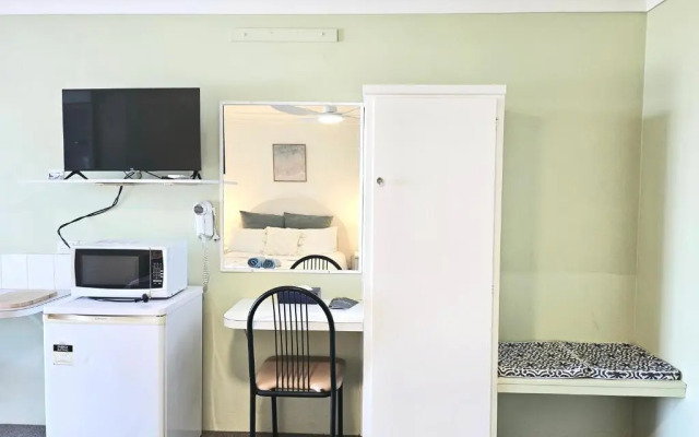 Mollymook Ocean View Motel - Welcoming Guests 18 Years and Older