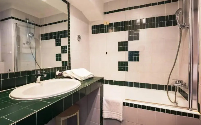 Blaise & Francis Hotel