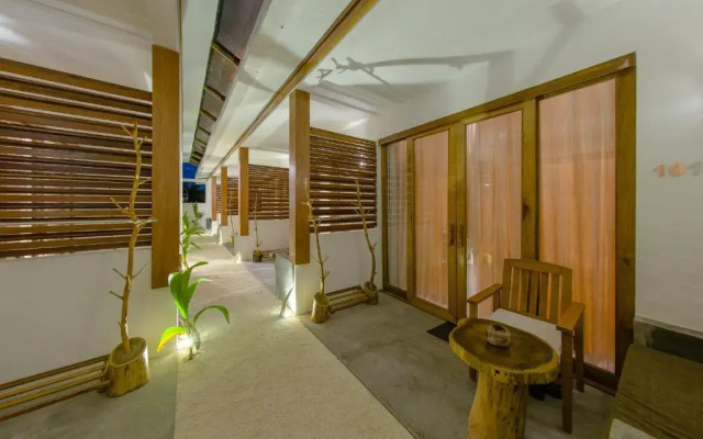 Dhiffushi White Sand Beach Hotel