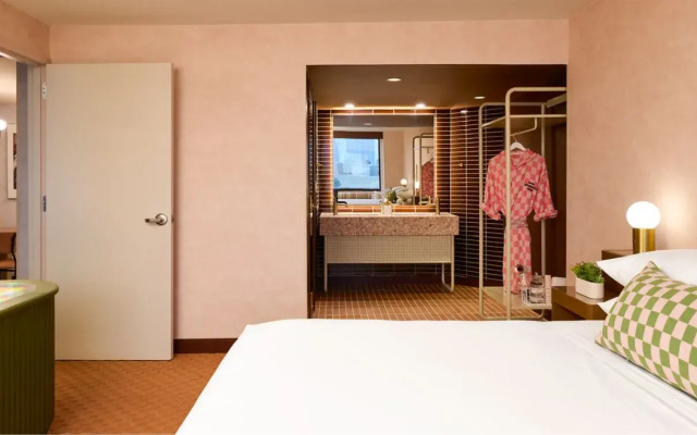 Downright Austin, A Renaissance Hotel