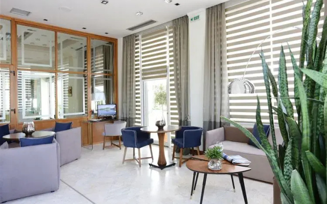 Chloe Hotel