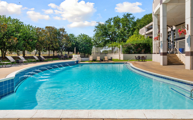 Renaissance Dallas North Hotel