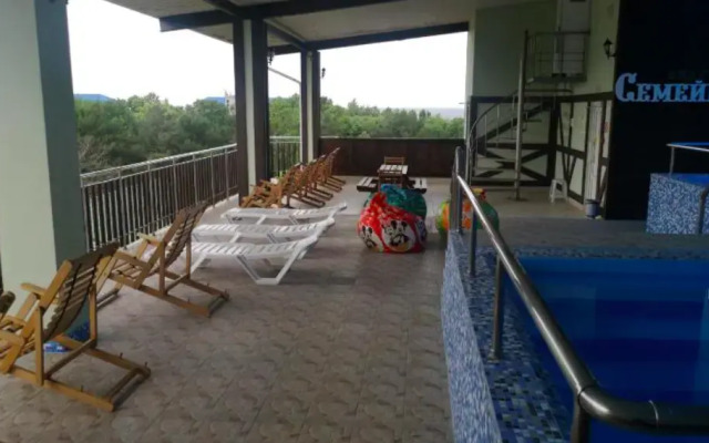 Apart-Hotel "Family House"