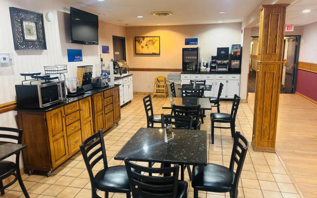 Baymont by Wyndham Chester IL Hotel